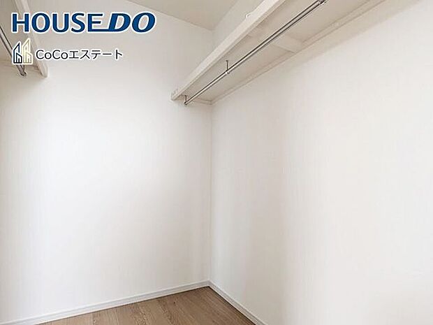 □■収納■□ウォークインクローゼット♪普段使いのお洋服や小物はもちろん、シーズンオフのものまでしっかり収納できる頼もしいスペースです。