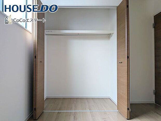 □■収納■□4.7帖の洋室のクローゼットです♪各部屋にクローゼット完備。ゆとりの収納で、お部屋がスッキリ片付きます。