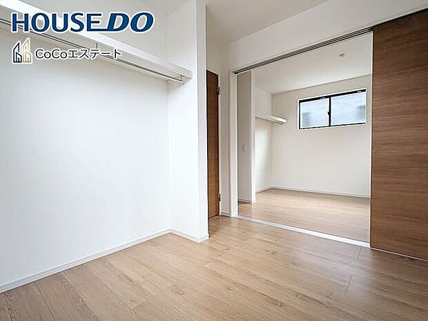 □■洋室■□4帖+5.5帖の洋室です♪間仕切り出来るように入口ドアは2つ供えられ、それぞれのお部屋に採光が取れるように窓も配置されています。
