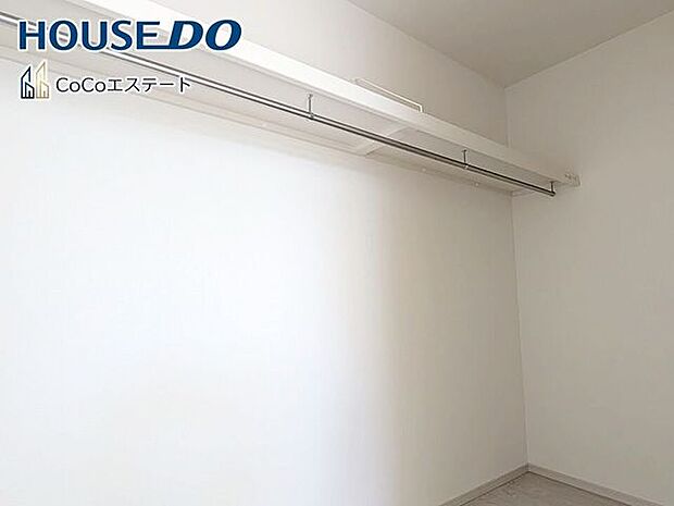 □■収納■□ウォークインクローゼット♪普段使いのお洋服や小物はもちろん、シーズンオフのものまでしっかり収納できる頼もしいスペースです。
