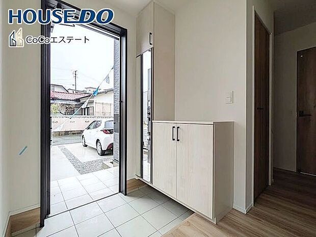 □■玄関■□いつでもスッキリとした玄関でお出迎え♪散らかりがちな玄関がスッキリ片付く収納力の高い玄関収納が備え付けられてます。