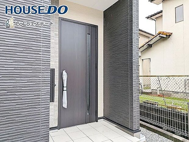 □■玄関■□雨除けに便利な屋根付き!