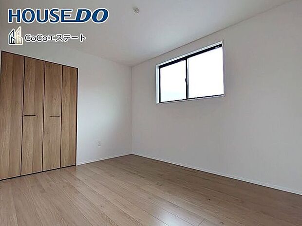 □■洋室■□6帖の洋室です♪お子様のお部屋や趣味のお部屋などとして使えるナチュラルなデザインです。自分好みの空間に仕上げるワクワク感も◎