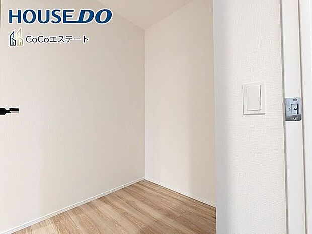 □■収納■□キッチン横のファミリークロークです♪玄関ホールからの出入りも可能な使い勝手の良い収納スペースです。