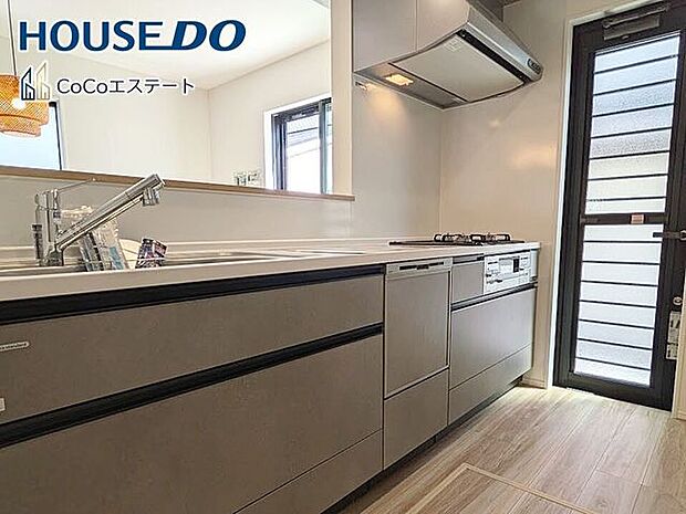 □■キッチン■□人気のカウンターキッチン♪ご家族との会話を楽しみながら、お子様を見守りながらお料理できます。