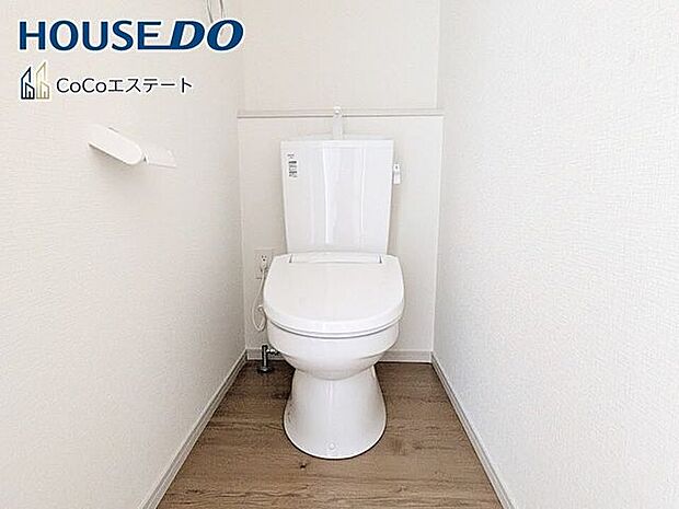 □■トイレ■□温水洗浄便座付きトイレ♪冬場や冷え込む時期にもお尻を温かく快適に保ちます。また、汚れにくく掃除しやすい設備です。