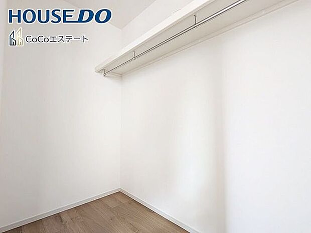 □■収納■□5帖の洋室のウォークインクローゼットです♪普段使いのお洋服や小物はもちろん、シーズンオフのものまでしっかり収納できる頼もしいスペースです。