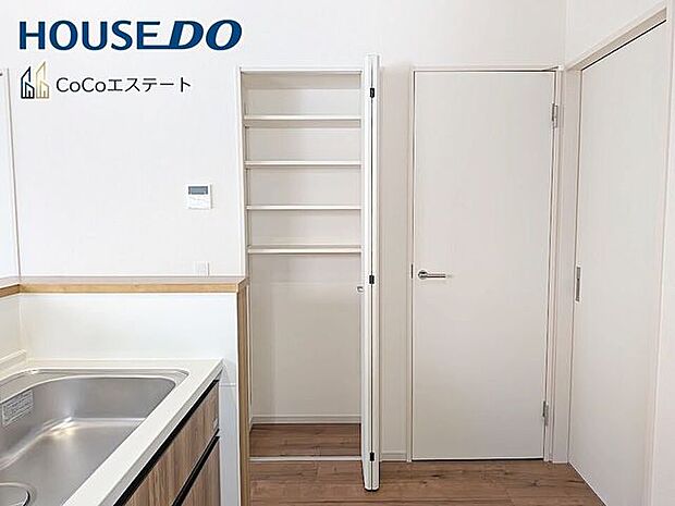□■収納■□パントリーです♪キッチン用品や食品のストックに使用できます。可動棚付きでしっかり隅々まで収納できるのも嬉しいですね。