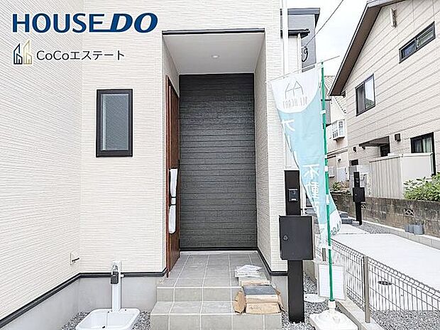 □■玄関■□雨除けに便利な屋根付き！