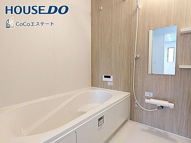 □■ユニットバス■□足を伸ばして寛げる浴槽♪浴槽にゆとりがあり、ゆったりと入浴できます。洗い場も広いので、お子様と一緒に快適に入浴できますね。