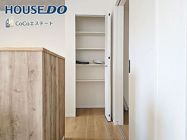 □■収納■□パントリーです♪キッチン用品や食品のストックに使用できます。可動棚付きでしっかり隅々まで収納できるのも嬉しいですね。