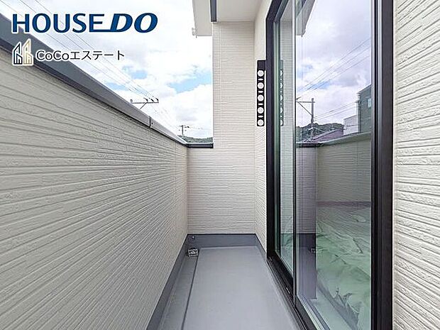 □■バルコニー■□南に大きく面したバルコニー♪家族みんなのお洗濯物もお布団も、あっという間におひさまの香りに◎
