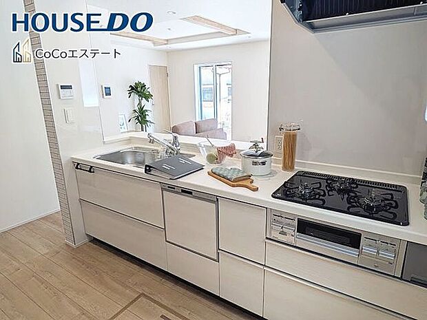 □■キッチン■□お料理をもっと効率的に♪浄水器付き蛇口、食洗器、グリル付き3口コンロと充実の設備が標準装備です。