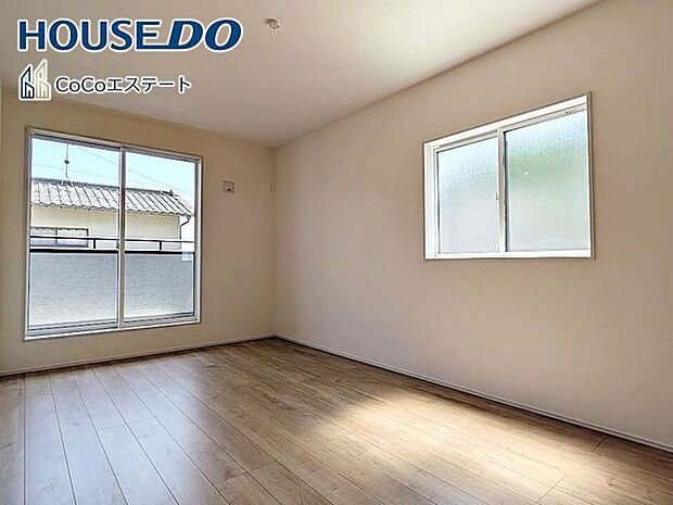 □■洋室■□バルコニーに面した7.5帖の洋室です♪主寝室として最適なお部屋です。