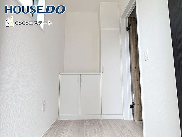 □■玄関■□散らかりがちな玄関がスッキリ片付く収納力の高い玄関収納が備え付けられてます。