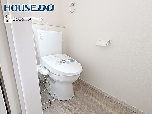 □■トイレ■□温水洗浄便座付きトイレ♪冬場や冷え込む時期にもお尻を温かく快適に保ちます。また、汚れにくく掃除しやすい設備です。
