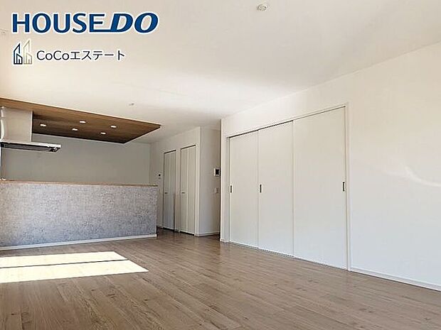 □■リビング■□大切な家族が集まるからこそLDKにはこだわりたいですね。窓が多い設計は様々な角度から光を取り込めるこだわりの間取りです。