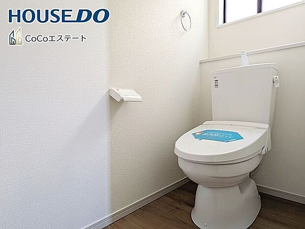 □■トイレ■□温水洗浄便座付きトイレ♪冬場や冷え込む時期にもお尻を温かく快適に保ちます。また、汚れにくく掃除しやすい設備です。