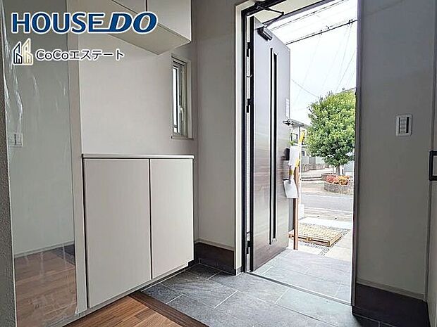□■玄関■□いつでもスッキリとした玄関でお出迎え♪散らかりがちな玄関がスッキリ片付く収納力の高い玄関収納が備え付けられてます。