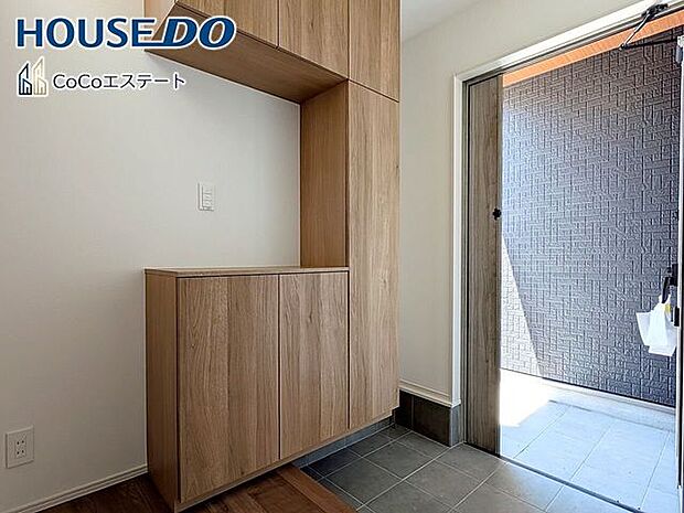 □■玄関■□いつでもスッキリとした玄関でお出迎え♪散らかりがちな玄関がスッキリ片付く収納力の高い玄関収納が備え付けられてます。