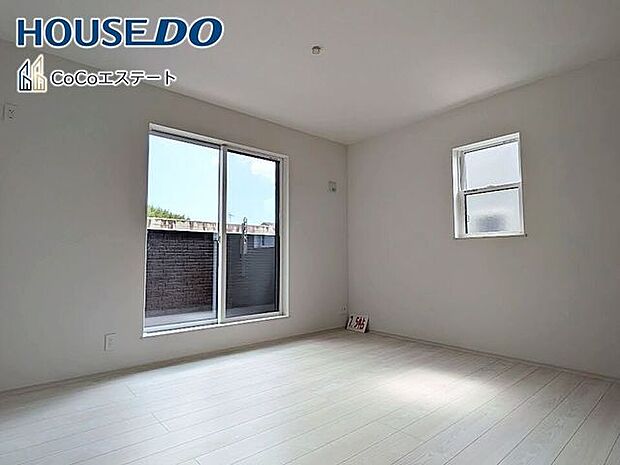 □■洋室■□バルコニーに面した7.5帖の洋室です♪主寝室として最適なお部屋です。