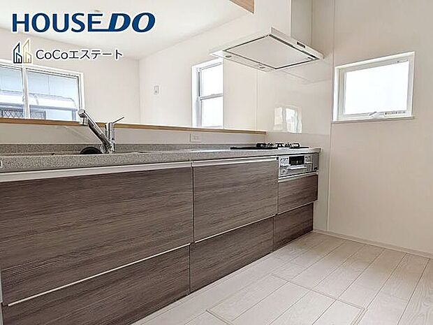 □■キッチン■□お料理をもっと効率的に♪浄水器付き蛇口、グリル付き3口コンロと充実の設備が標準装備です。
