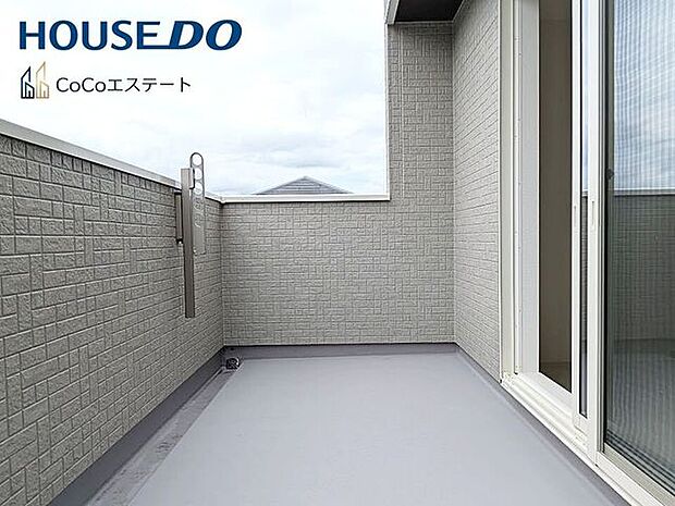 □■バルコニー■□南に大きく面したバルコニー♪家族みんなのお洗濯物もお布団も、あっという間におひさまの香りに◎