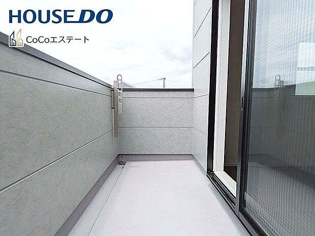 □■バルコニー■□南に大きく面したバルコニー♪家族みんなのお洗濯物もお布団も、あっという間におひさまの香りに◎