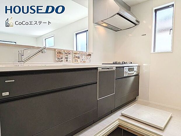 □■キッチン■□人気のカウンターキッチン♪ご家族との会話を楽しみながら、お子様を見守りながらお料理できます。