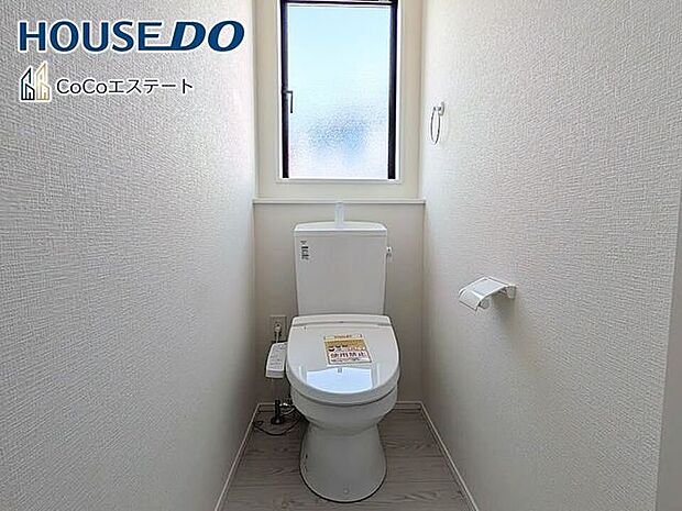 □■トイレ■□温水洗浄便座付きトイレ♪冬場や冷え込む時期にもお尻を温かく快適に保ちます。また、汚れにくく掃除しやすい設備です。