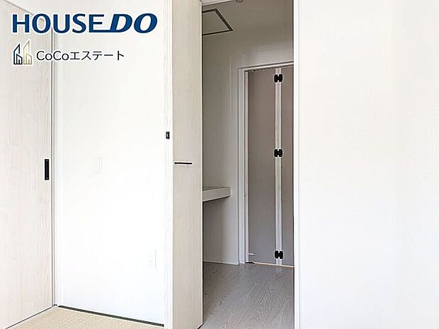 □■収納■□ホールからと和室からと出入りの出来るファミリークロークです♪