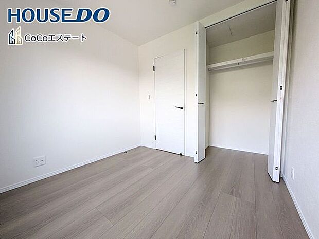□■洋室■□4.5帖の洋室です♪お子様のお部屋や趣味のお部屋などとして使えるナチュラルなデザインです。自分好みの空間に仕上げるワクワク感も◎