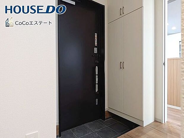 □■玄関■□いつでもスッキリとした玄関でお出迎え♪散らかりがちな玄関がスッキリ片付く収納力の高い玄関収納が備え付けられてます。