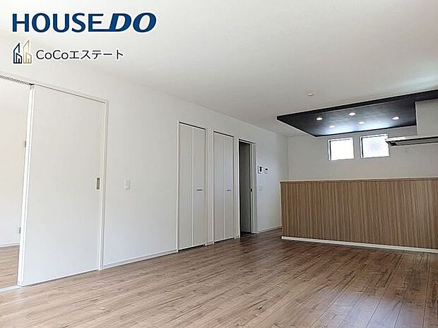 □■リビング■□大切な家族が集まるからこそLDKにはこだわりたいですね。窓が多い設計は様々な角度から光を取り込めるこだわりの間取りです。