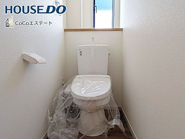 □■トイレ■□温水洗浄便座付きトイレ♪冬場や冷え込む時期にもお尻を温かく快適に保ちます。また、汚れにくく掃除しやすい設備です。