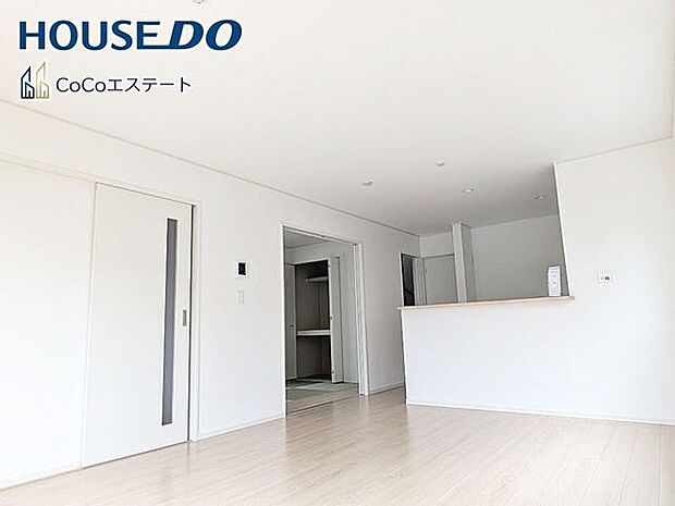 □■リビング■□大切な家族が集まるからこそLDKにはこだわりたいですね。窓が多い設計は様々な角度から光を取り込めるこだわりの間取りです。