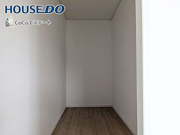 □■収納■□ウォークインクローゼット♪普段使いのお洋服や小物はもちろん、シーズンオフのものまでしっかり収納できる頼もしいスペースです。