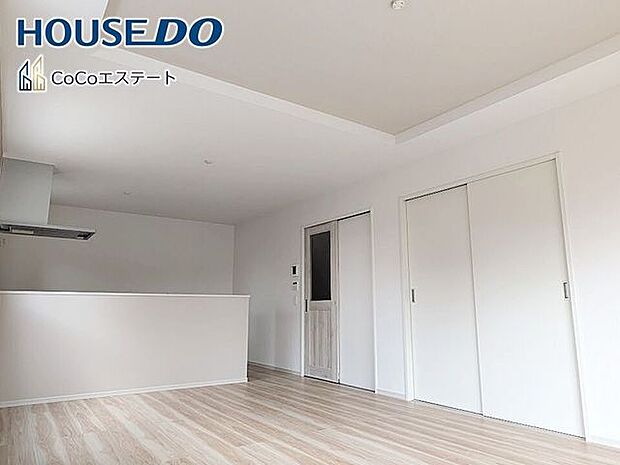 □■リビング■□大切な家族が集まるからこそLDKにはこだわりたいですね。窓が多い設計は様々な角度から光を取り込めるこだわりの間取りです。