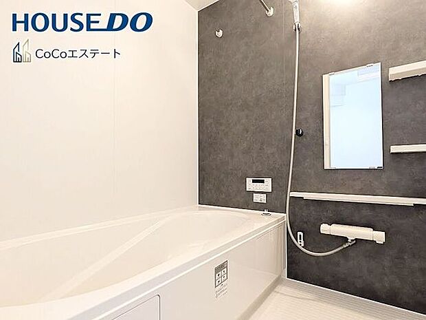 □■ユニットバス■□足を伸ばして寛げる浴槽♪浴槽にゆとりがあり、ゆったりと入浴できます。洗い場も広いので、お子様と一緒に快適に入浴できますね。