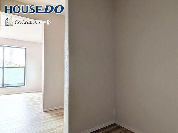 □■収納■□ウォークインクローゼット♪普段使いのお洋服や小物はもちろん、シーズンオフのものまでしっかり収納できる頼もしいスペースです。