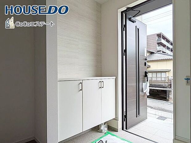 □■玄関■□いつでもスッキリとした玄関でお出迎え♪散らかりがちな玄関がスッキリ片付く収納力の高い玄関収納が備え付けられてます。