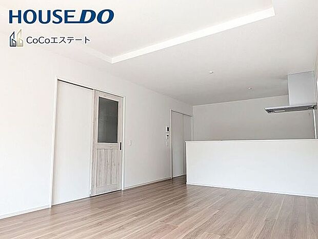 □■リビング■□大切な家族が集まるからこそLDKにはこだわりたいですね。窓が多い設計は様々な角度から光を取り込めるこだわりの間取りです。