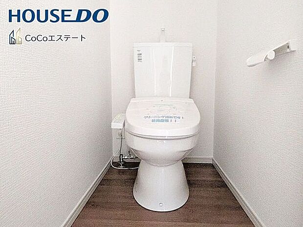 □■トイレ■□温水洗浄便座付きトイレ♪冬場や冷え込む時期にもお尻を温かく快適に保ちます。また、汚れにくく掃除しやすい設備です。