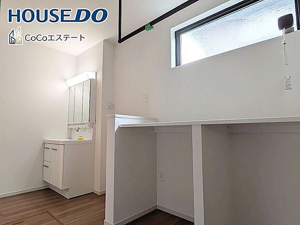 □■洗面台・洗面室■□ゆとりの洗面スペース♪広々とした洗面スペースで朝の身支度も快適に。三面鏡でヘアセットやメイクもストレスなくこなせますね。
