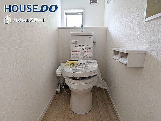 □■トイレ■□温水洗浄便座付きトイレ♪冬場や冷え込む時期にもお尻を温かく快適に保ちます。また、汚れにくく掃除しやすい設備です。