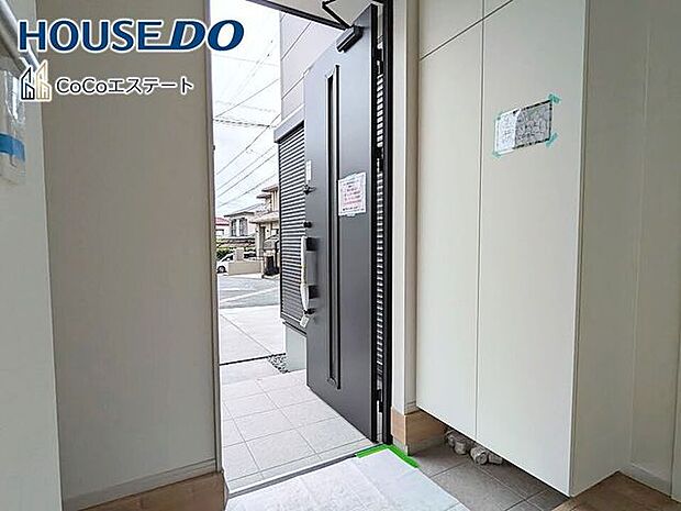 □■玄関■□いつでもスッキリとした玄関でお出迎え♪散らかりがちな玄関がスッキリ片付く収納力の高い玄関収納が備え付けられてます。