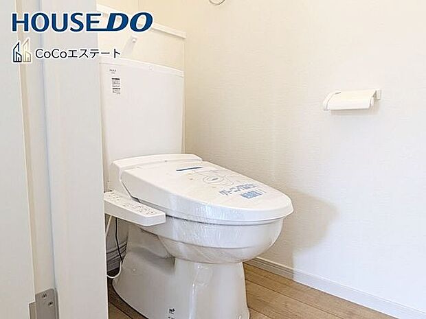 □■トイレ■□温水洗浄便座付きトイレ♪冬場や冷え込む時期にもお尻を温かく快適に保ちます。また、汚れにくく掃除しやすい設備です。