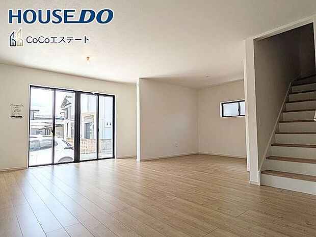 □■リビング■□大切な家族が集まるからこそLDKにはこだわりたいですね。窓が多い設計は様々な角度から光を取り込めるこだわりの間取りです。