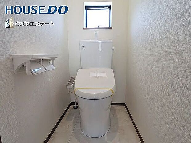 □■トイレ■□温水洗浄便座付きトイレ♪冬場や冷え込む時期にもお尻を温かく快適に保ちます。また、汚れにくく掃除しやすい設備です。
