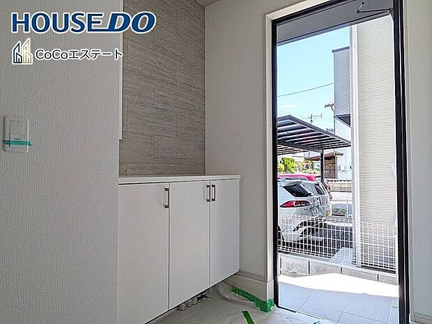 □■玄関■□いつでもスッキリとした玄関でお出迎え♪散らかりがちな玄関がスッキリ片付く収納力の高い玄関収納が備え付けられてます。